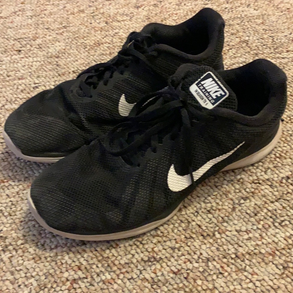 Women’s Nike tennis shoes